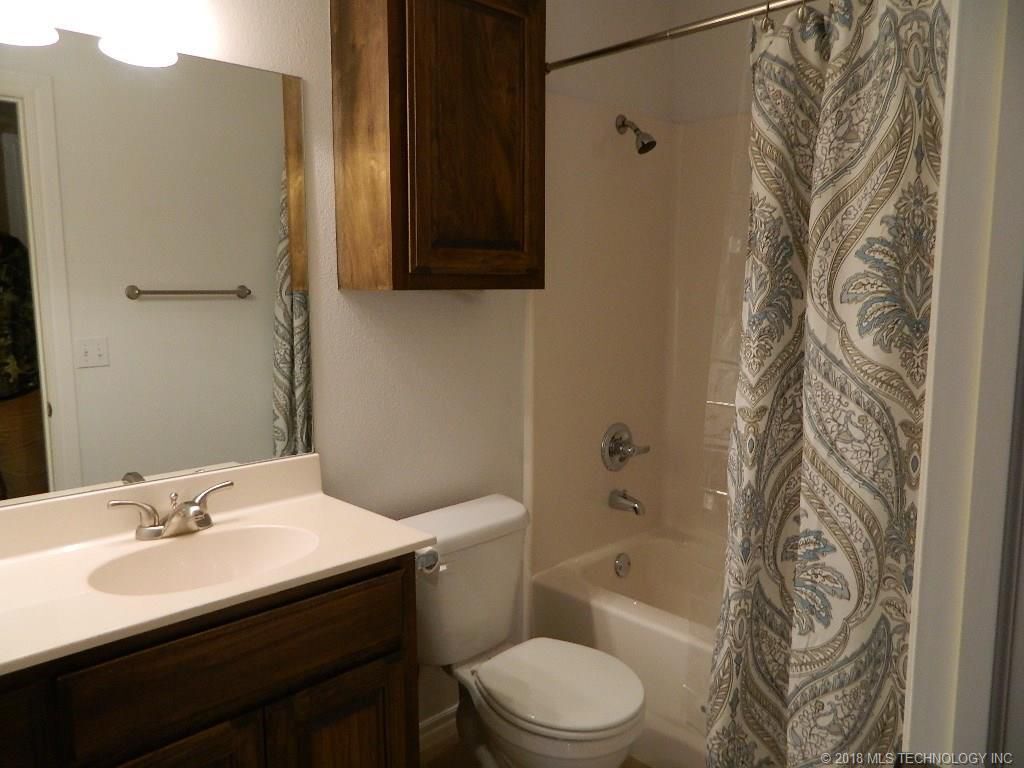 hall bath - 610 Rolling Hills Dr