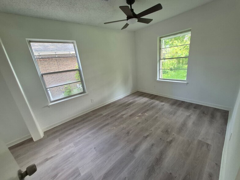 Building Photo - 10221 Bretton Dr