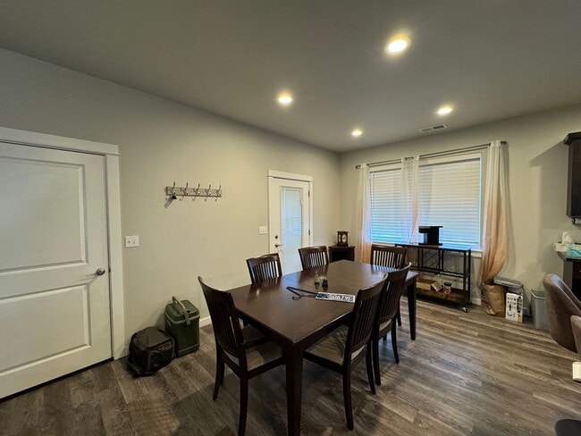 Building Photo - 654 N View Dr