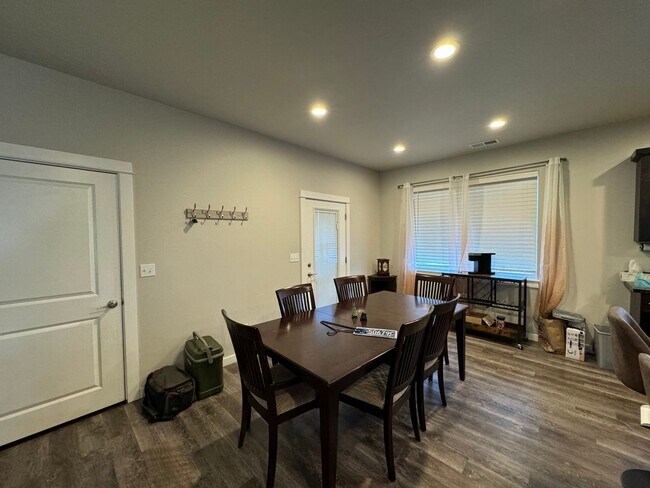 Building Photo - Rooms for rent in wonderful North Roseburg Home with views in Winchester