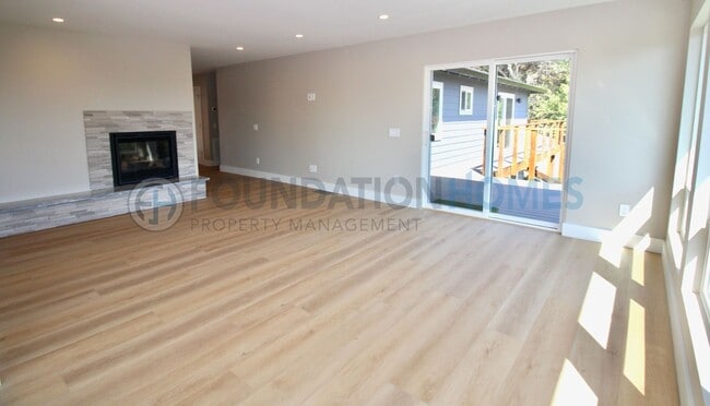 Building Photo - 124 Esmeyer Dr