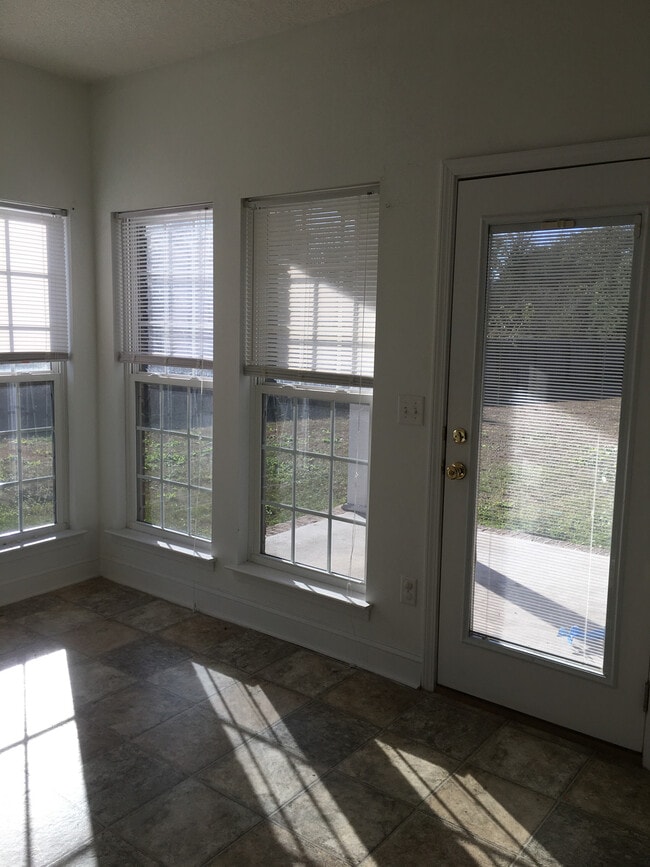 Building Photo - 17 Gracie Ln