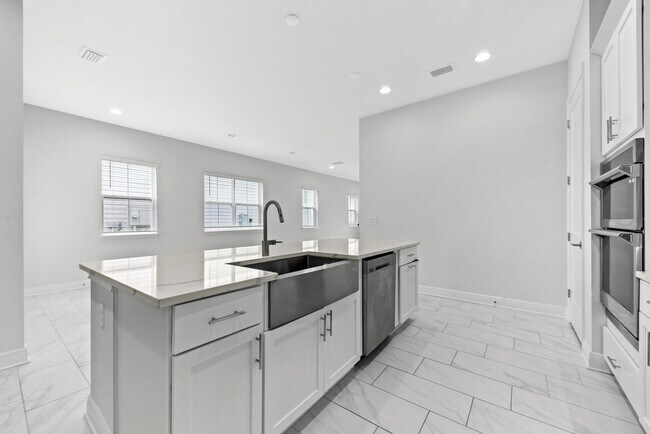 Building Photo - 3 Bedroom, 2.5 Bath Townhome in BEACHWALK ...