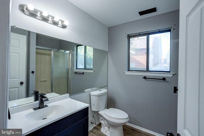 Building Photo - 2118A Greenwood Ct