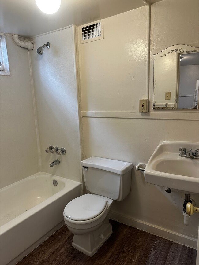 Building Photo - 1809 10th Ave