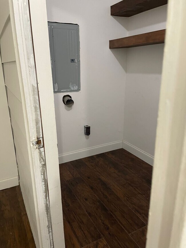 Building Photo - 904 Forestdale Ave