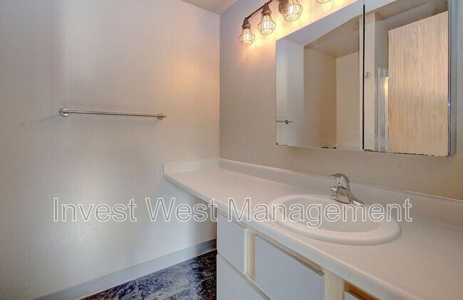 Building Photo - 13216 NE Salmon Creek Ave