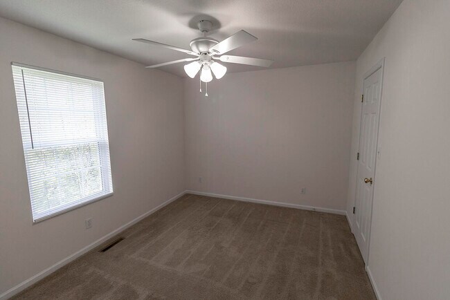 Building Photo - 3322 E St Charles Rd