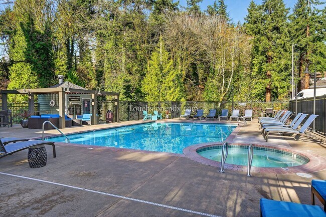 Building Photo - Updated 1BD/1BA Condo in Portland’s West Hills w/ Carport & Private Balcony