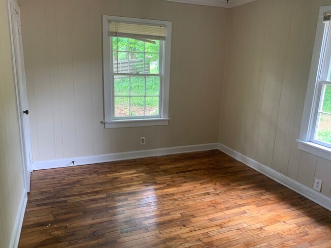 Building Photo - 3 Bedrooms, 1 Bathroom - Home in East Rome!