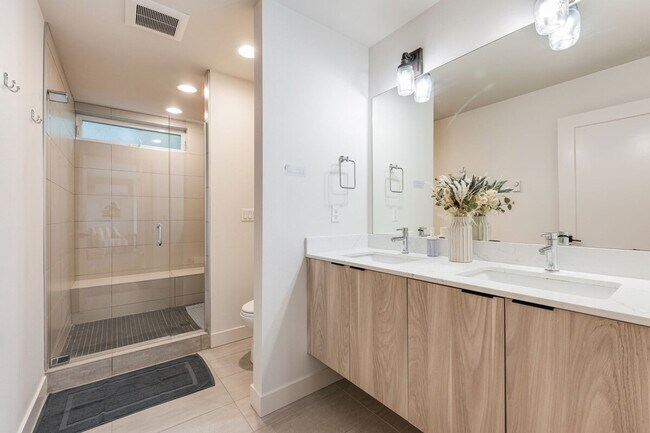 Building Photo - 2319 Franklin Ave E