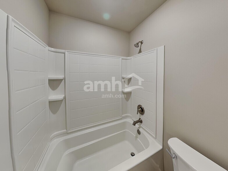 Building Photo - 5748 86th Dr NE