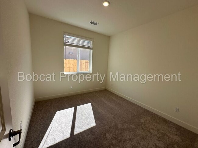 Building Photo - 923 Nelle Dr