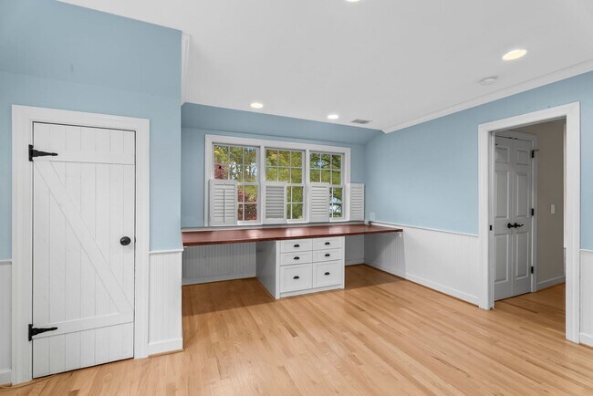 Building Photo - Updated Colonial Home in Westgage Neighbor...