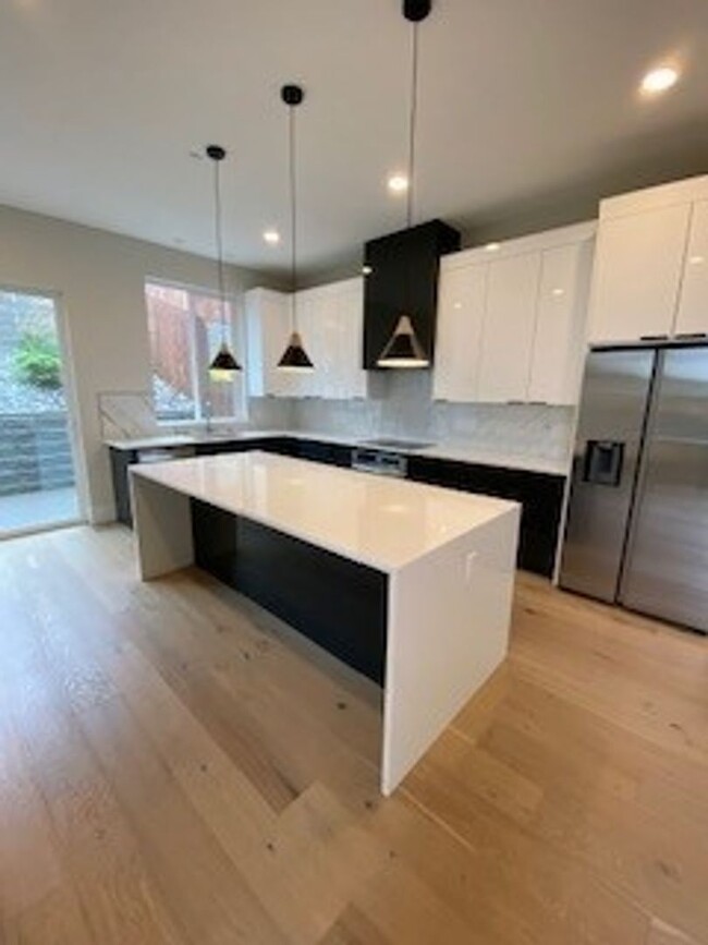 Building Photo - Welcome to the Beautiful Modern Townhome i...