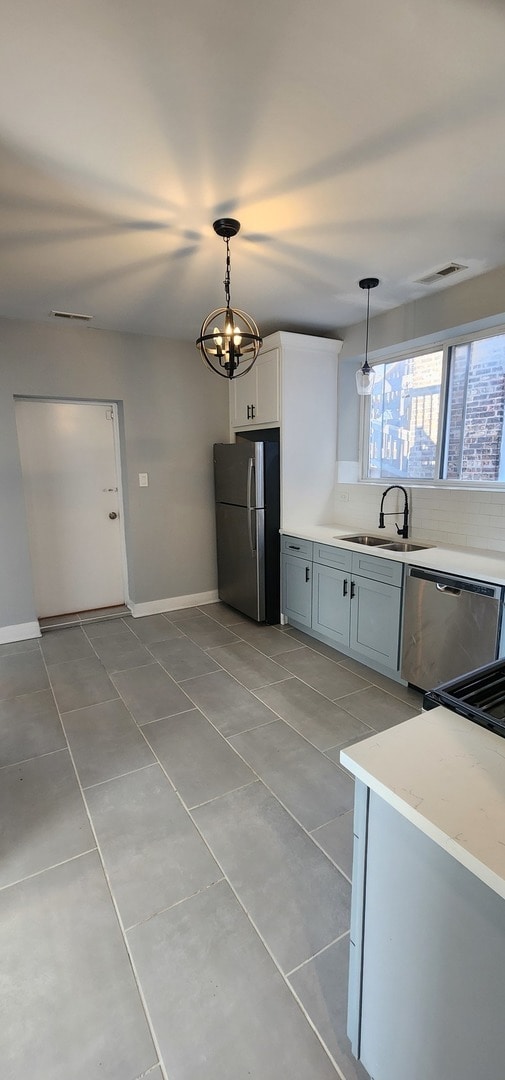 Building Photo - 7556 S Kenwood Ave