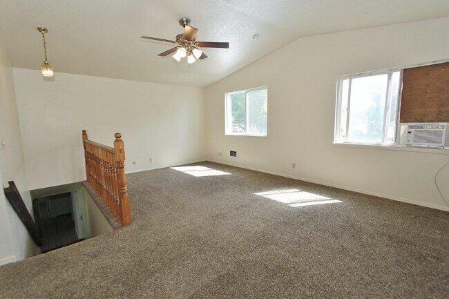 Building Photo - 816 S Wardwell Ave