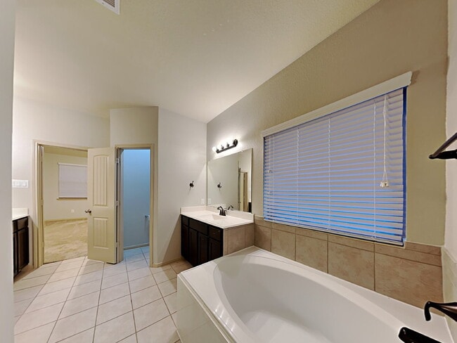 Building Photo - Charming Move-In Ready Ranch in Deer Run E...
