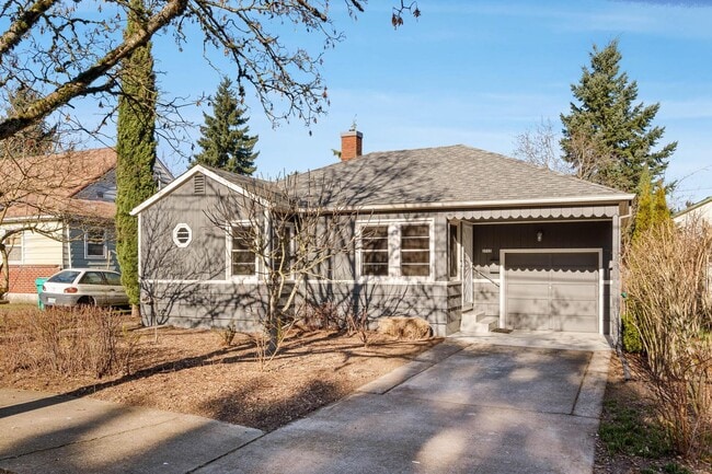Building Photo - Adorable 2-bdrm/1-bath mid-century modern. Private backyard, sauna, washer/dryer, & more!