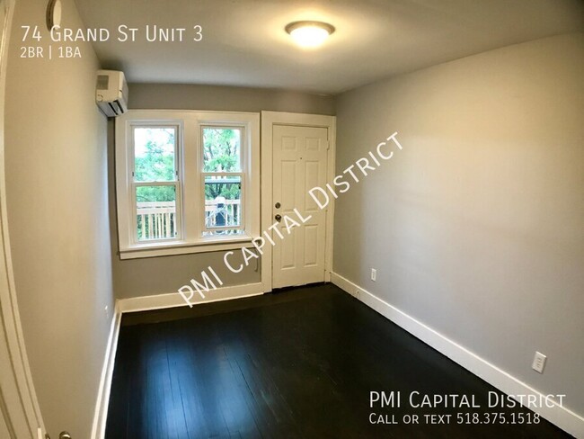 Building Photo - Luxurious, Modern 2 bedroom w/ Den and Cen...