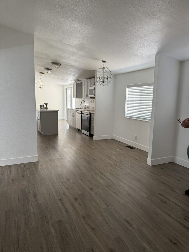 Building Photo - Large Echo home for rent