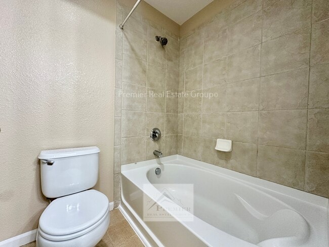 Building Photo - 8486 Meadowcrest Dr