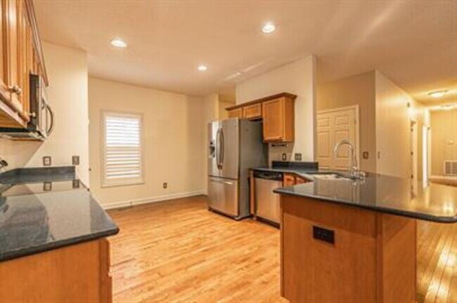 Building Photo - 465 Crestview Rd