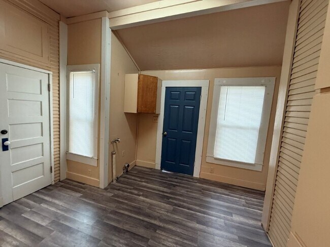 Building Photo - 3 Bedroom 1.5 Bath Downtown Dixon *STAR RENTALS