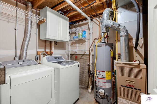 Building Photo - AVAILABLE NOW!