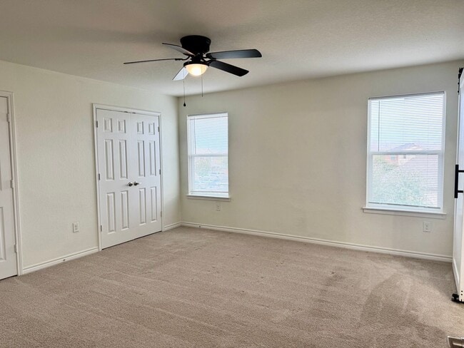 Building Photo - Loma Mesa 3 bedroom, 2.5 bath home ready for move-in!