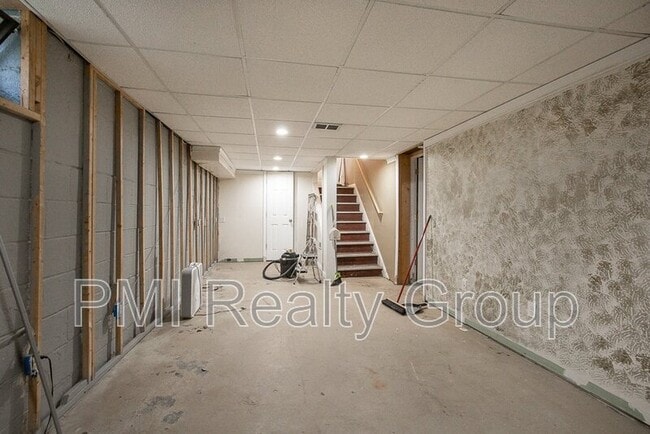 Building Photo - 1547 Sherbrook Rd