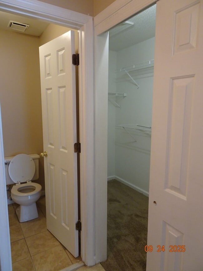 Building Photo - 3 Bedrooms, 2.5 Bathrooms Townhouse Rental