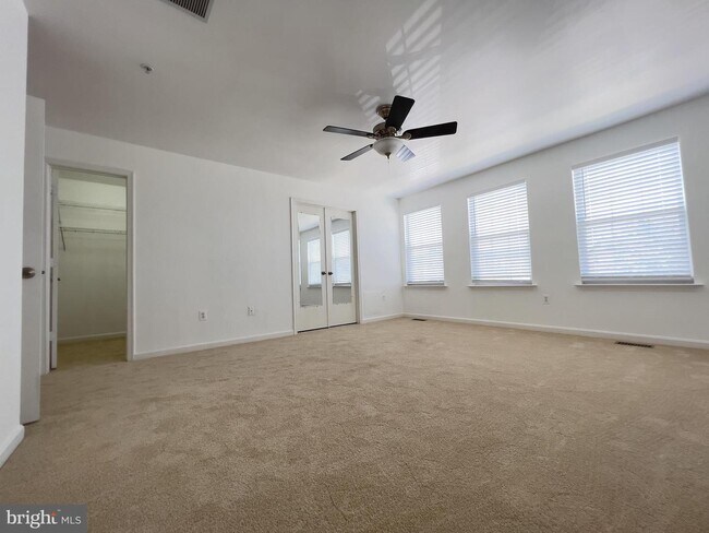 Building Photo - 4971 Clarendon Terrace