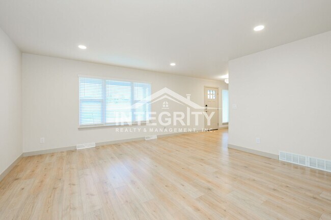 Building Photo - 6475 W Kingsley Ave