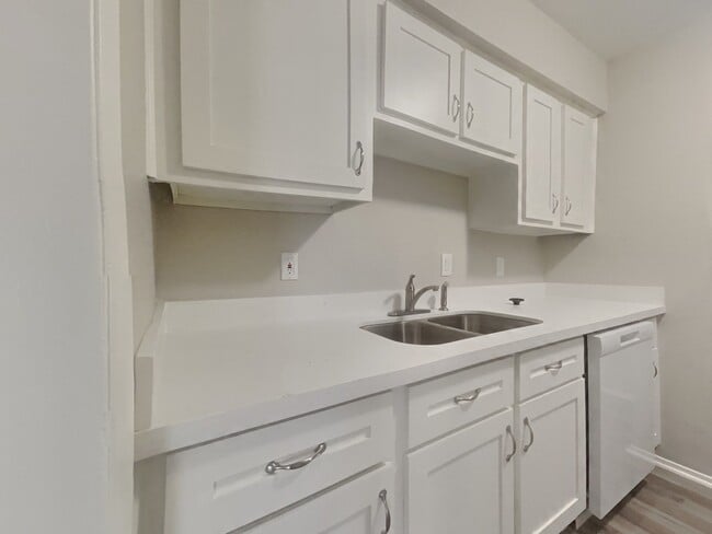 Building Photo - 5625 Antoine Dr