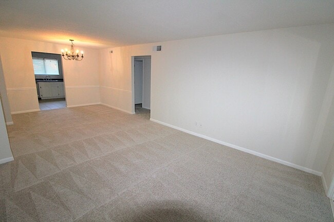 Building Photo - 2 Bedroom Condo in South Park!