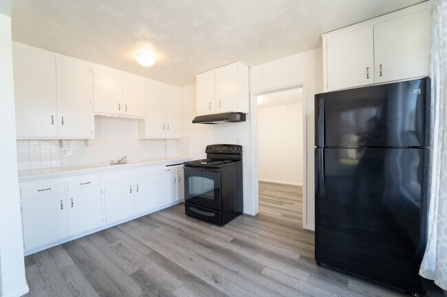 Building Photo - National City Move In Special 3 Bedroom 1 Bath Duplex with Views, Laundry and 2 car garage