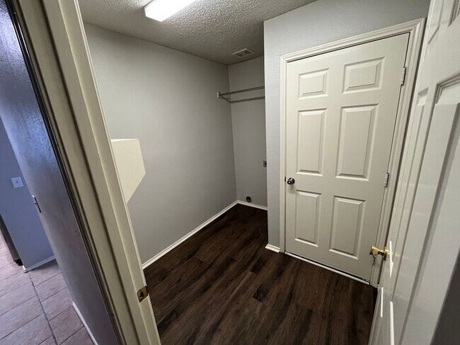 Building Photo - Bright & Inviting Home with Walk-In Closet...
