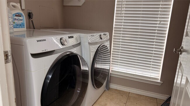 Building Photo - 10310 Hedge Way Dr