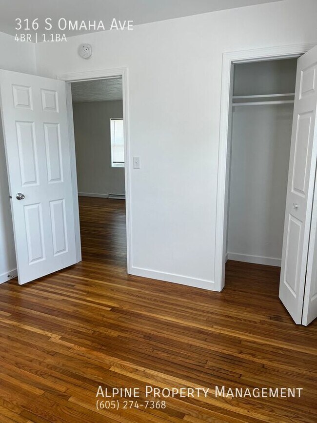 Building Photo - 4 Bed/1.5 Bath with Triple Stall Garage!