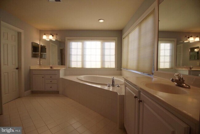 Building Photo - 44136 Riverpoint Dr
