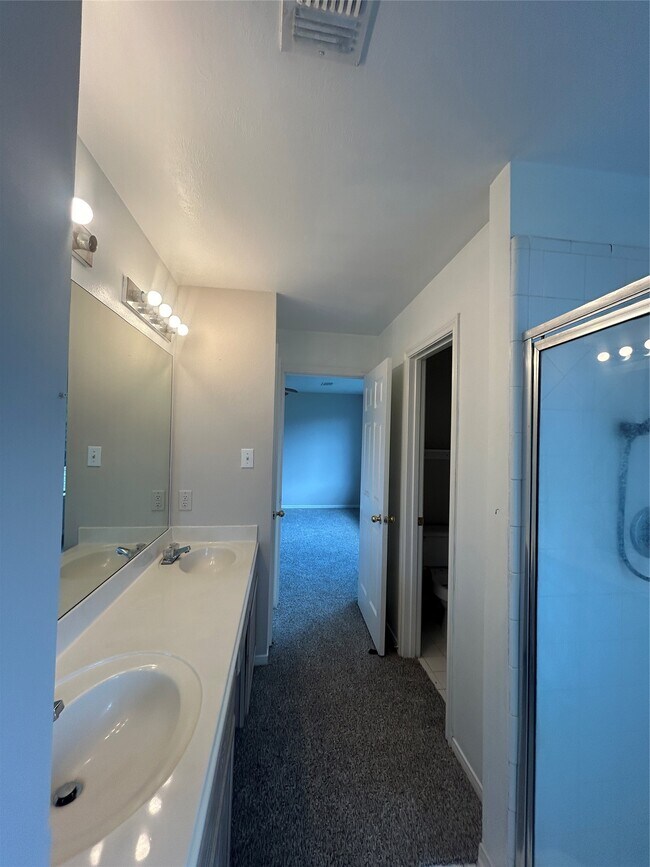 Building Photo - 2822 Green Lodge Cir