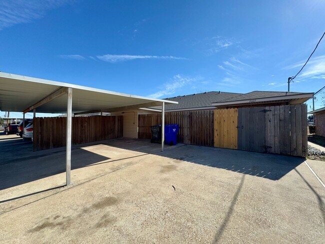 Building Photo - Duplex