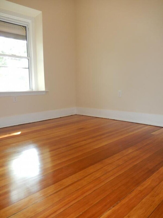 Building Photo - Central JP Location, In-Unit Laundry, Porc...