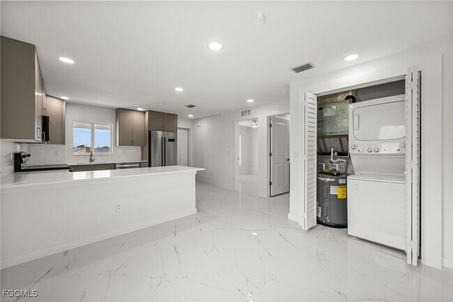 Building Photo - 721 SW 30th Terrace