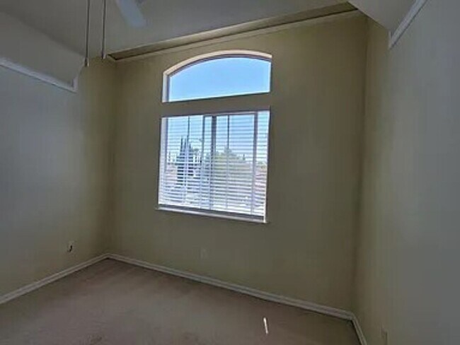 Building Photo - Spacious 4 Bed 3 Bath Home with a Pool!