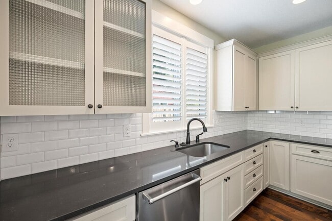 Building Photo - Spacious 4-Bedroom Dream Home – Perfect fo...