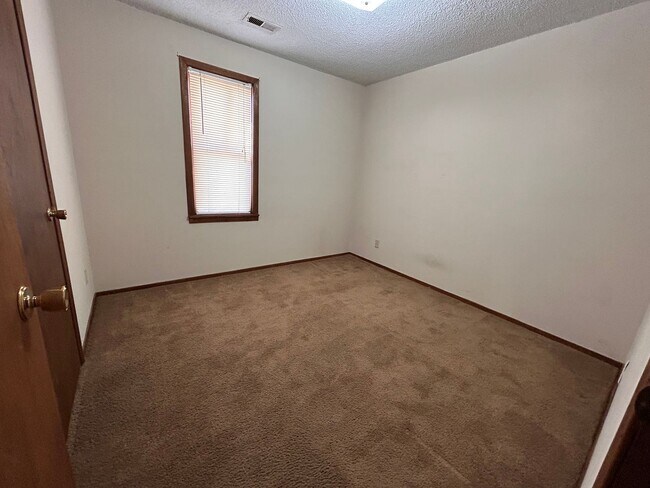 Building Photo - Cute 2 Bedroom 1 Bath