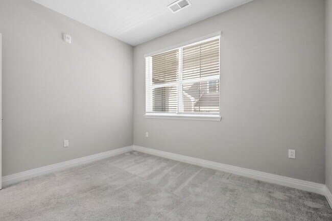 Building Photo - $2,775 - 3 Bed, 3 Bath Condo in Aurora wit...