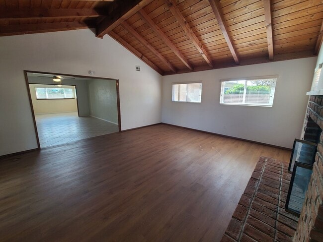 Building Photo - Spacious 4 bed 2 bath + 2 car garage & lar...